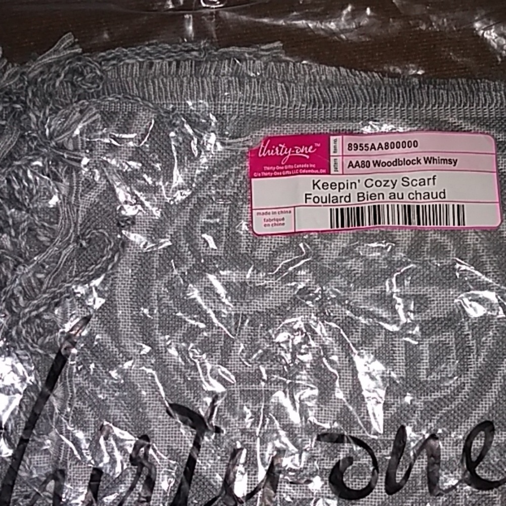 NWOT Thirty One Cozy Scarf